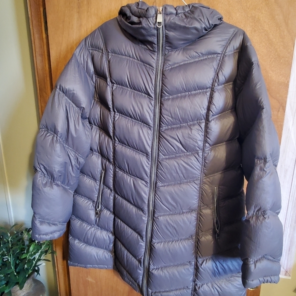 CALVIN KLEIN 1X GREY PACKABLE LIGHTWEIGHT PREMUIM DOWN PARKA.